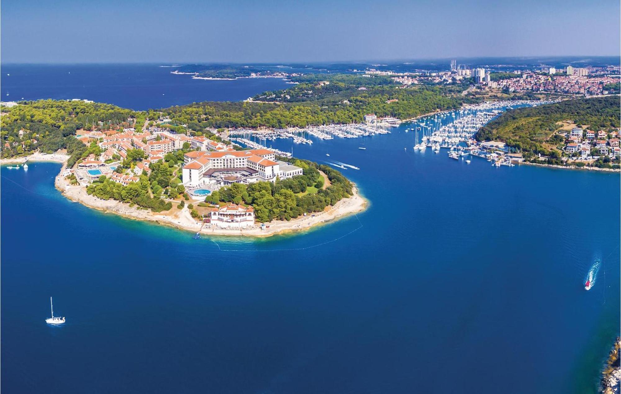 1 Bedroom Cozy Apartment In Pula Exterior foto